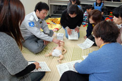 写真：乳児サイズの訓練用人形も用意されました