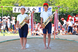 写真：見事に6年生を制した永松君と奥村さん