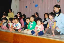 写真：71人の園児たちは初めて観る人形劇のお話に興味津々。