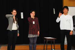 写真：閉講式の後には受講者は3つのグループに分かれて、手話を使った劇を発表