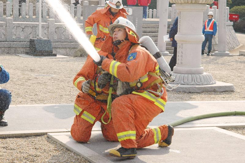 消防署員による放水訓練