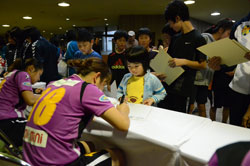 写真：憧れの選手にサインを貰いうれしそうな女の子