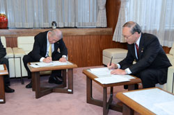 写真：協定書にサインする両市長