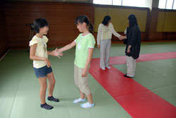 写真：護身術を練習する参加者の子どもたち