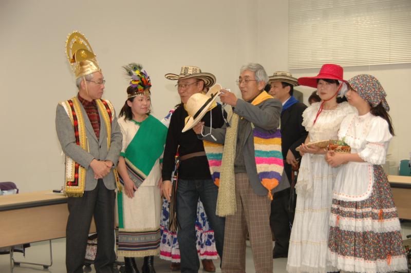 民族衣装に着替えコロンビアの文化を満喫