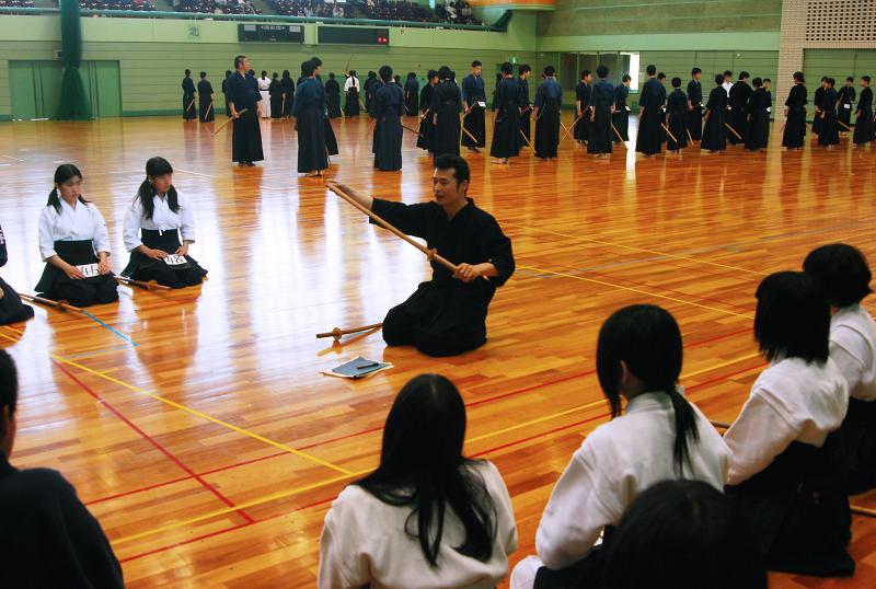 審査会を前に剣道形について指導をうける参加者たち