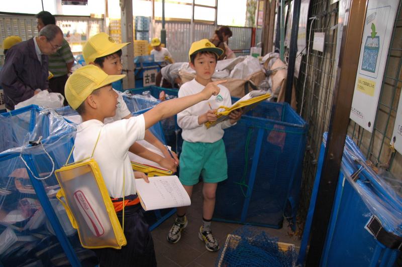 リサイクルの様子を熱心に見学する児童たち