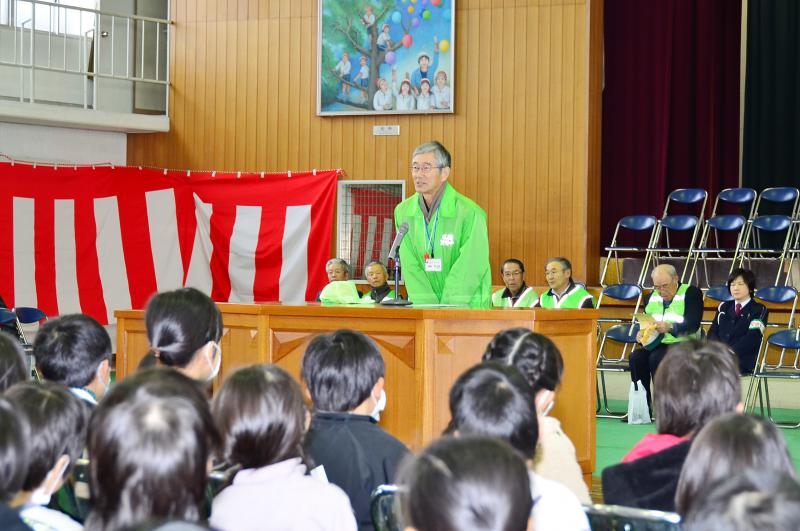 心のこもった会を開いてくれた子どもたちにスクールガードリーダーの増岡さんから感謝の気持ちが伝えられました