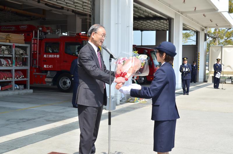 退任する久野市長に女性職員から花束が贈られました