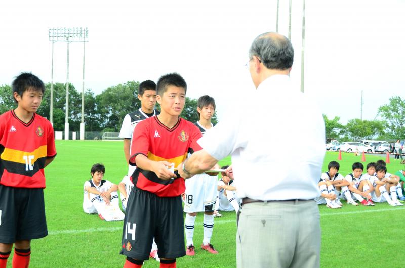 見ごと優勝を決め、久野市長から表彰を受ける名古屋グランパスU15の選手たち