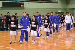 写真：市内バスケットボール部員をエスコートキッズに、選手が登場