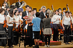 【写真】小学生から楽団に花束の贈呈