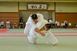 【写真】柔道の技を仕掛ける選手