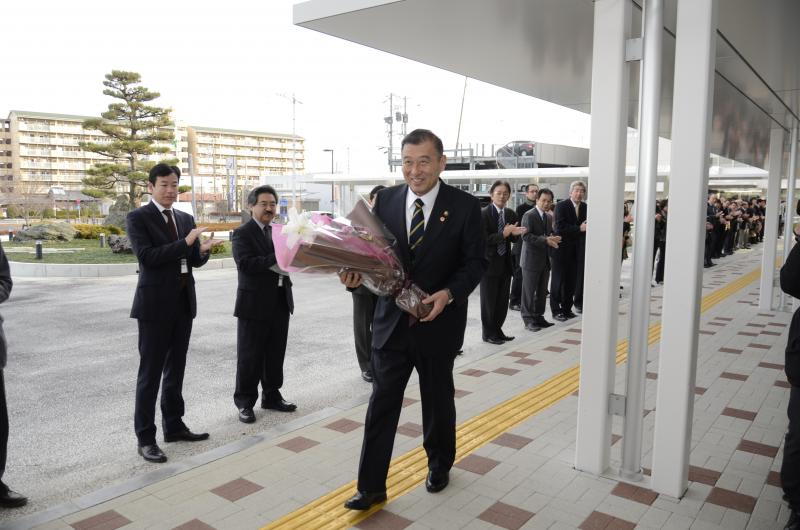 職員に拍手で迎えられる小野田市長