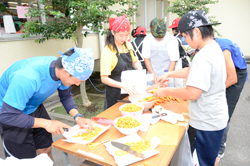 【写真】大量の野菜を切る生徒たち
