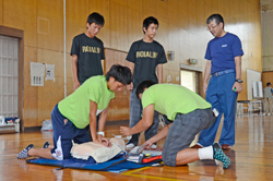 【写真】AEDを使って応急処置をする生徒