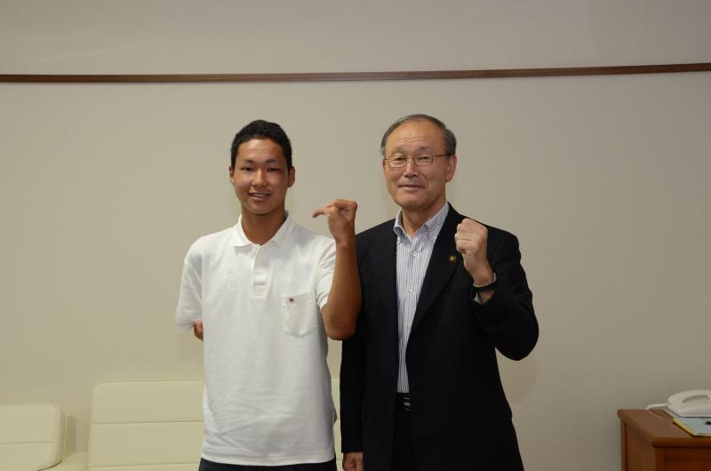 【写真】久野市長と一緒にガッツポーズをする池田さん