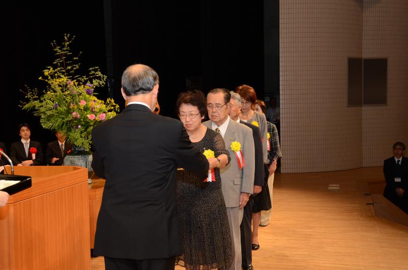 【写真】社会福祉大会で市長から賞状を受け取る人たち