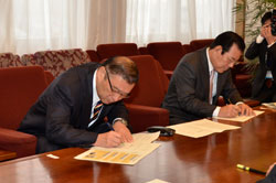 協定書にサインする小野田市長（左）、日進市長（右）