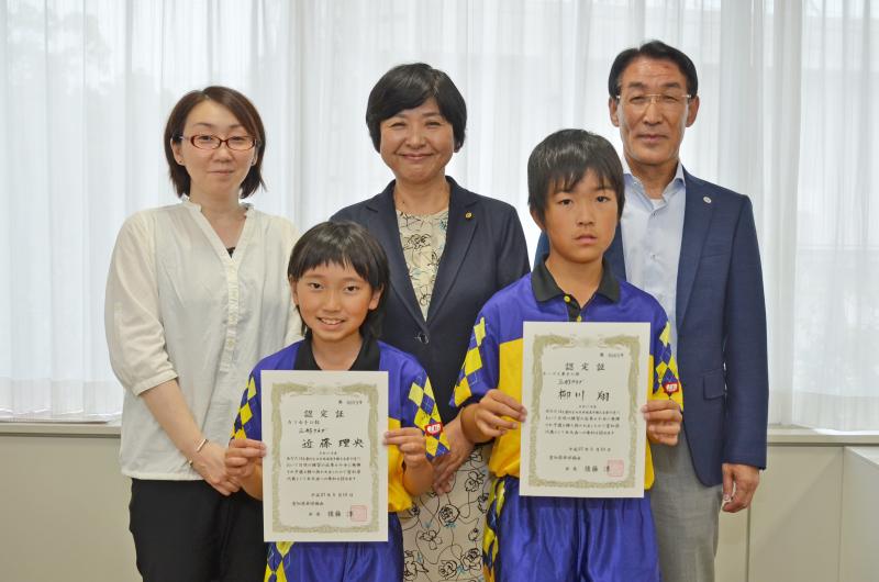 教育長、指導者の柳川さん、近藤さんのお母さんと記念写真