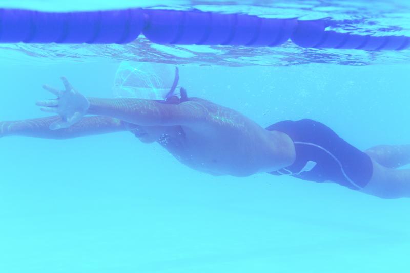 防水カメラで水中から平泳ぎを撮影