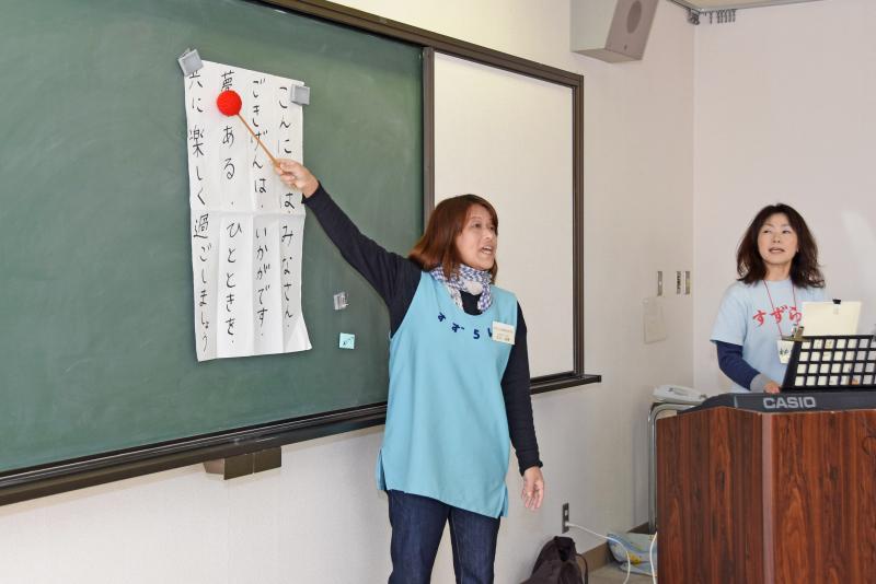 講師の大川さんと渡辺さんが介護予防の運動を教えます