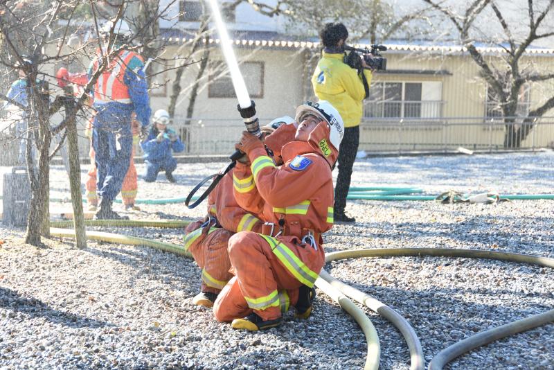 消防隊員による放水訓練