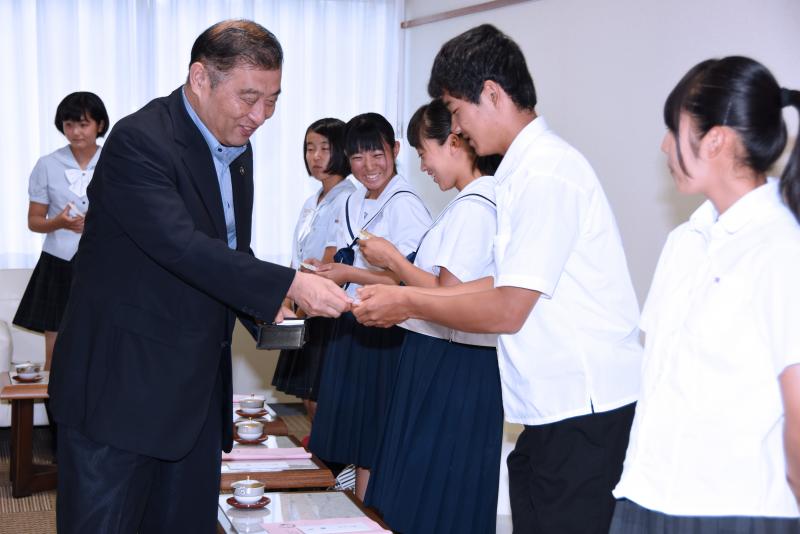 選手全員に小野田市長が名刺を手渡しました