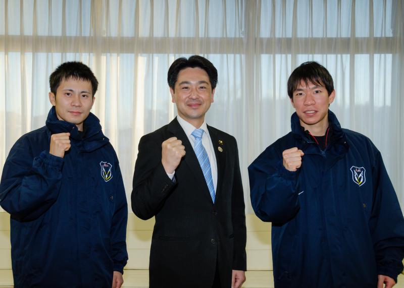 市長と横山さん、三澤さん