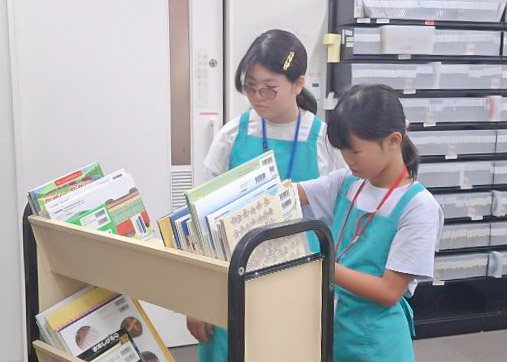 司書体験の様子2
