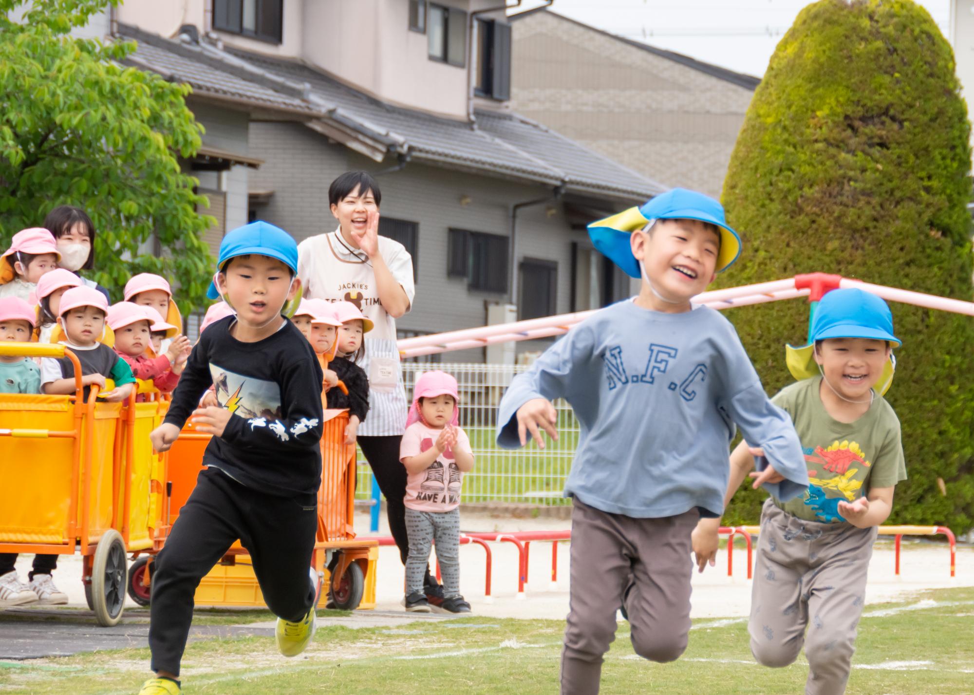 かけっこをする園児たち