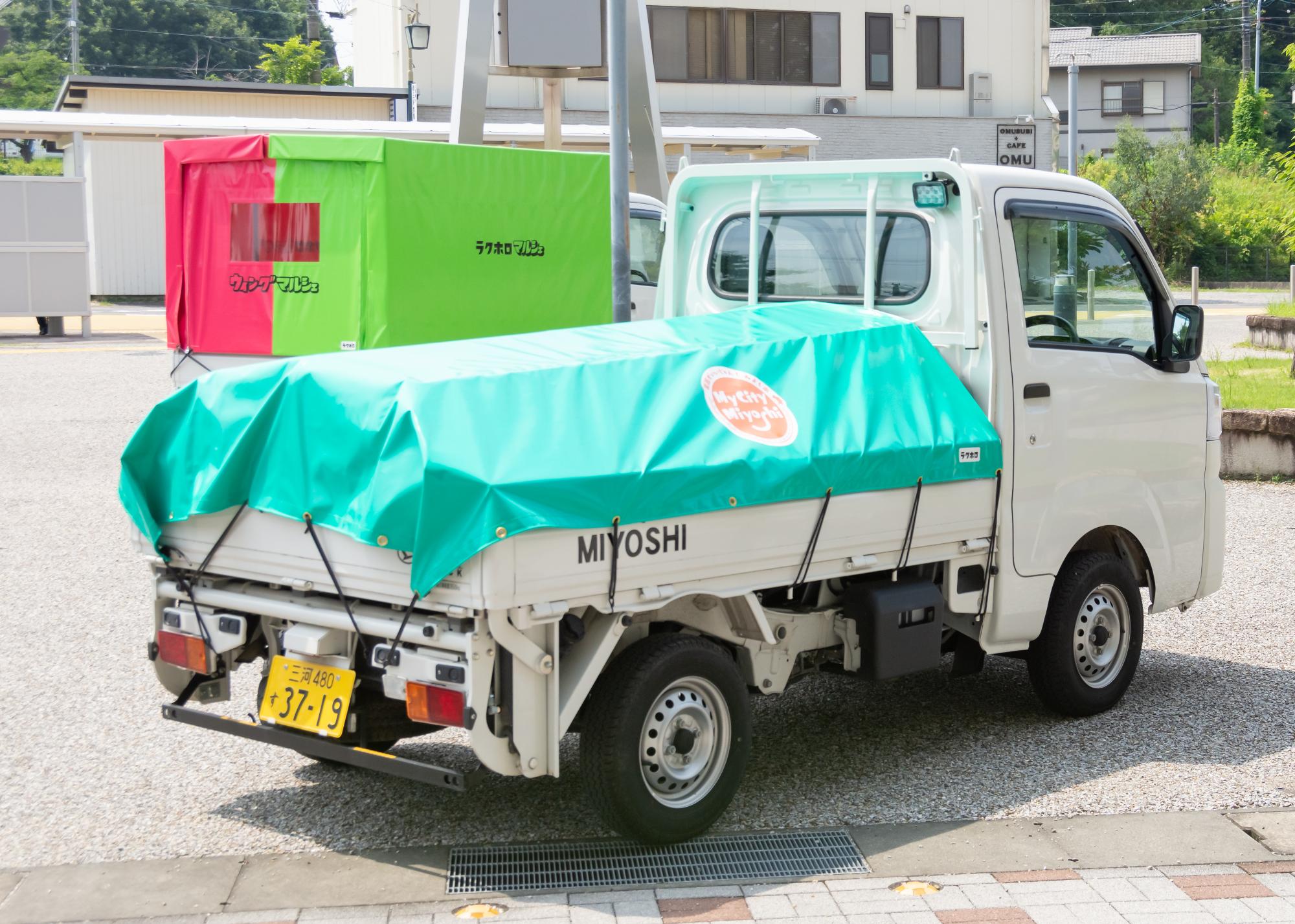 公用車の軽トラに設置されたラクホロ