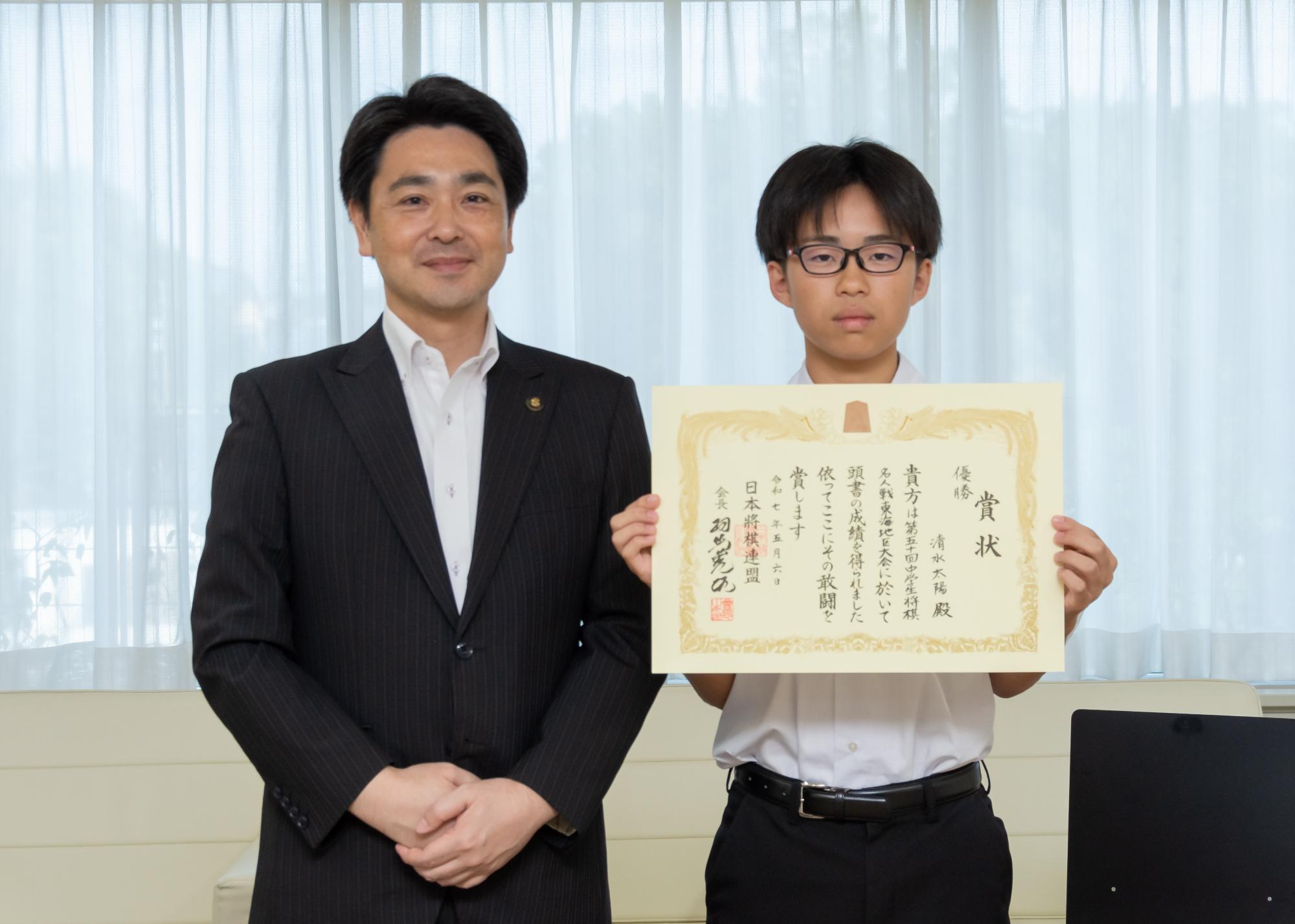 小山市長(左)と清水さん(右)