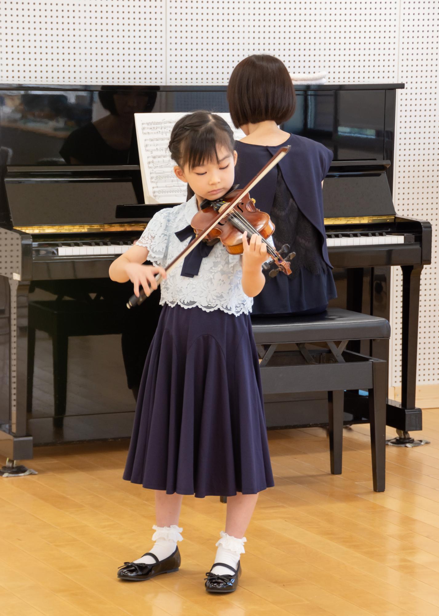 栗原しおりさんが演奏している様子