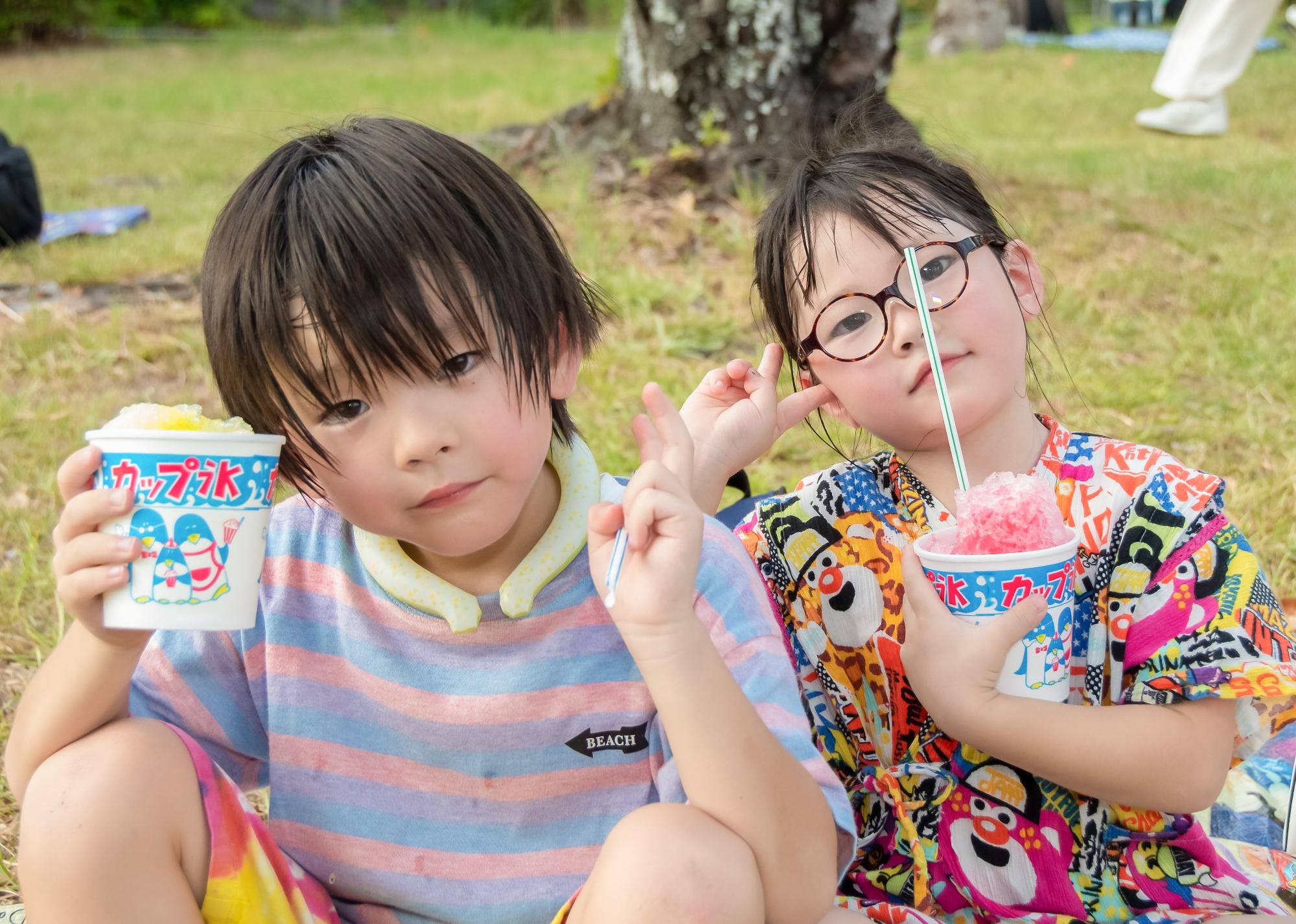 かき氷を食べる子どもたち
