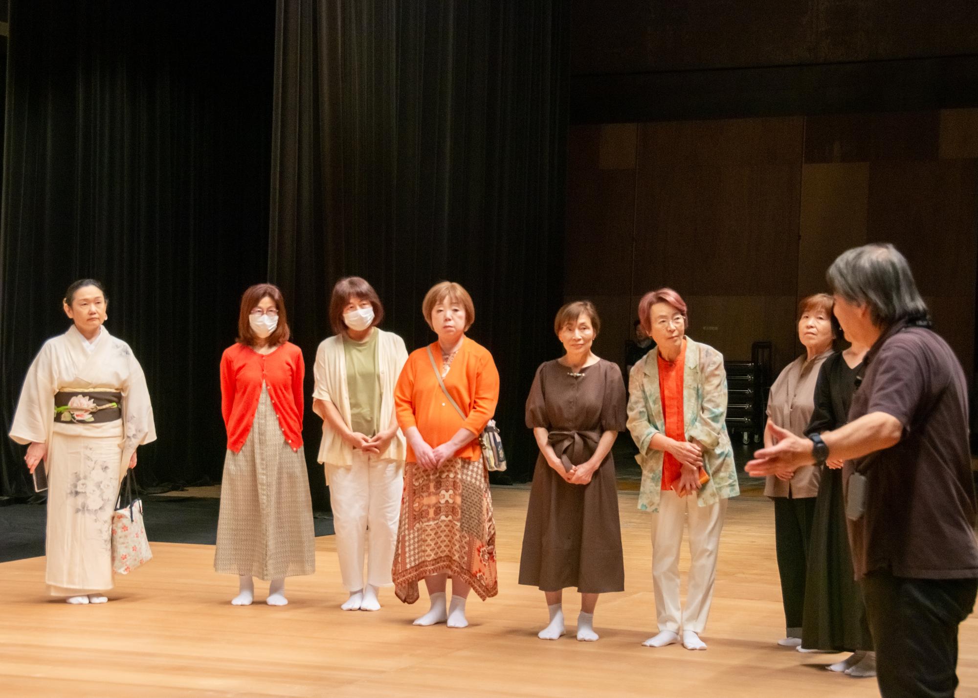 舞台に上がるツアーに参加された皆さん