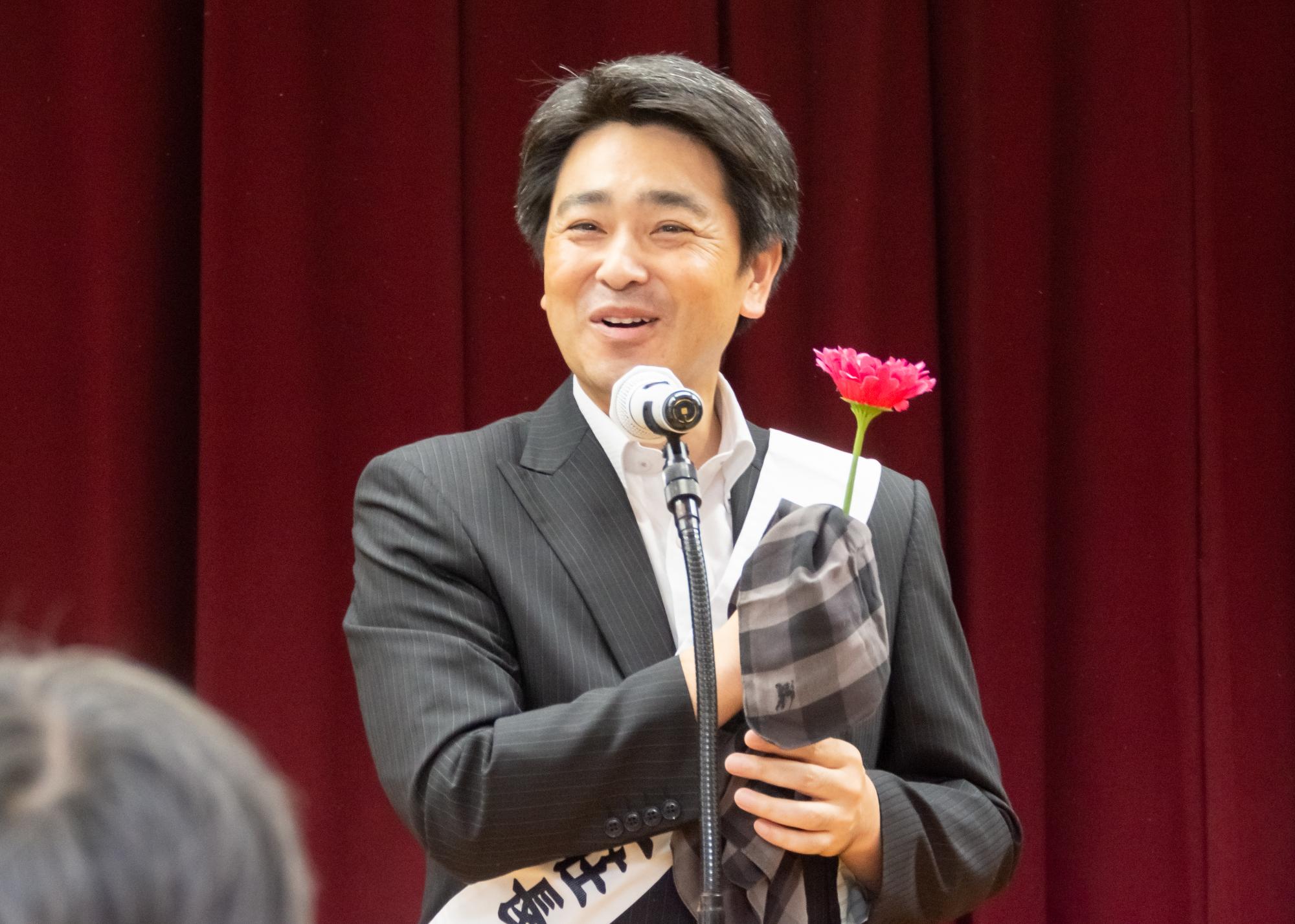 マジックを披露する小山市長