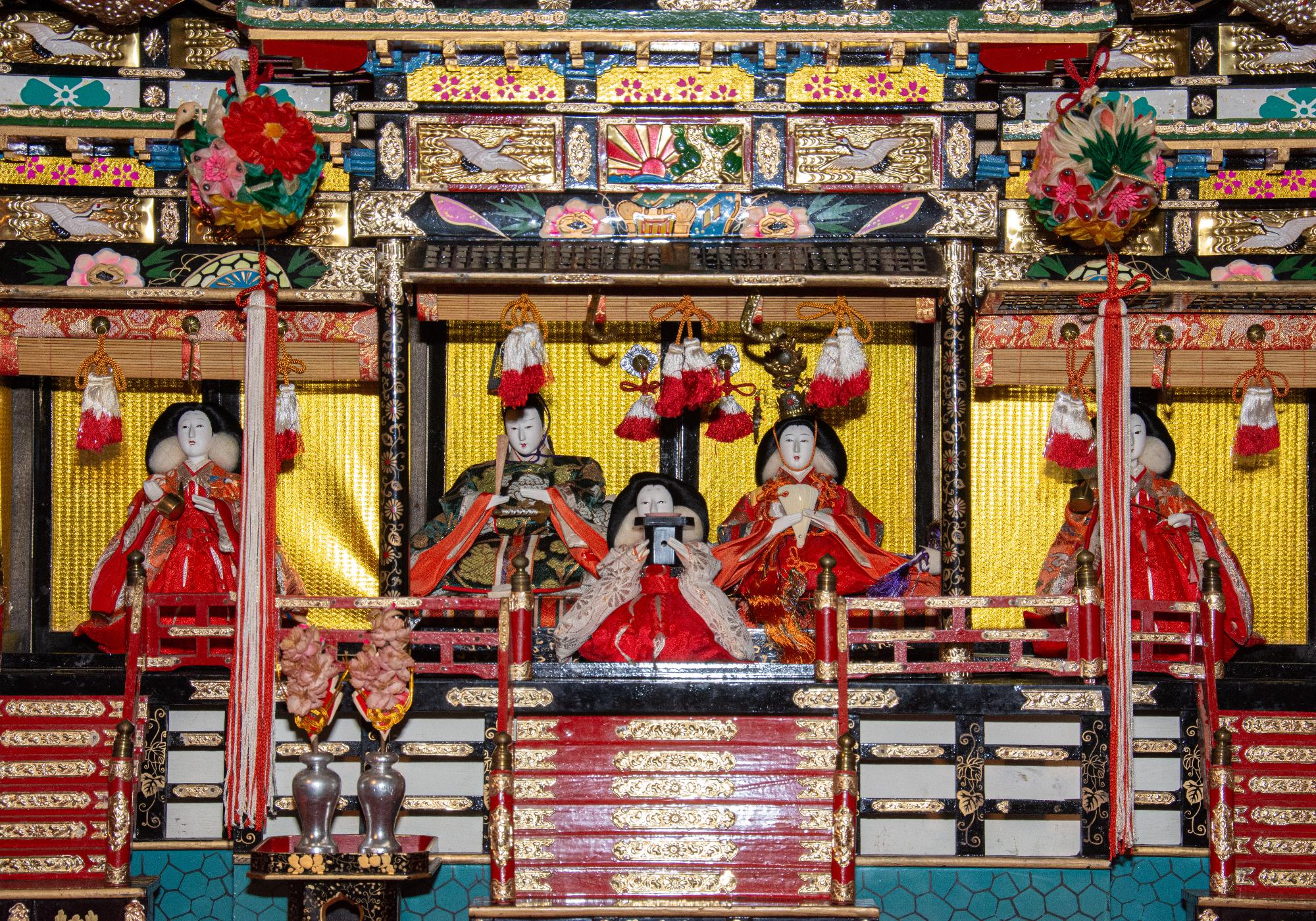 御殿の中に展示されているひな人形