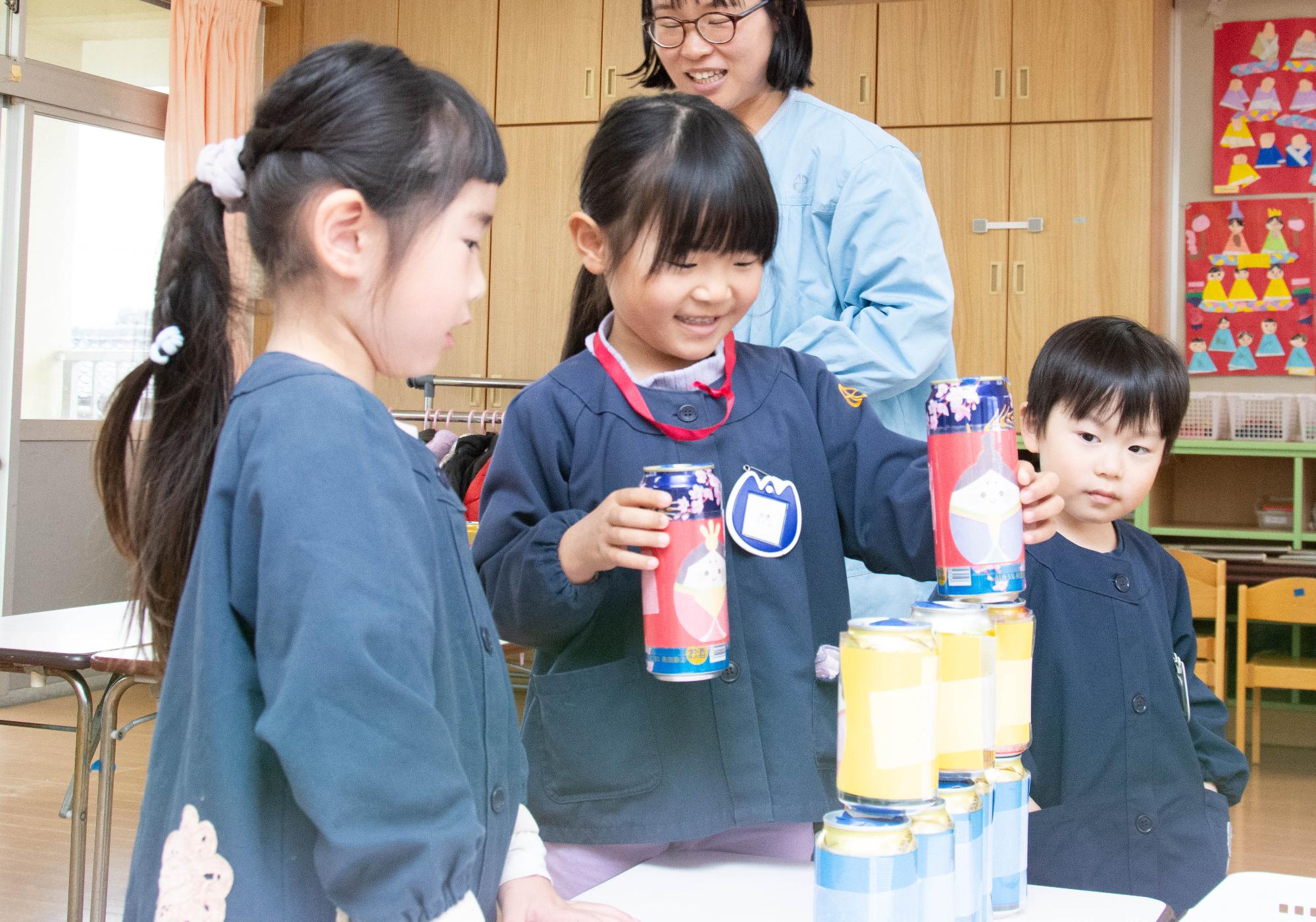 缶組みをする園児
