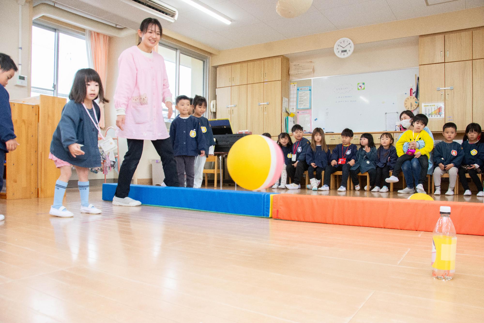 ボーリングをする園児