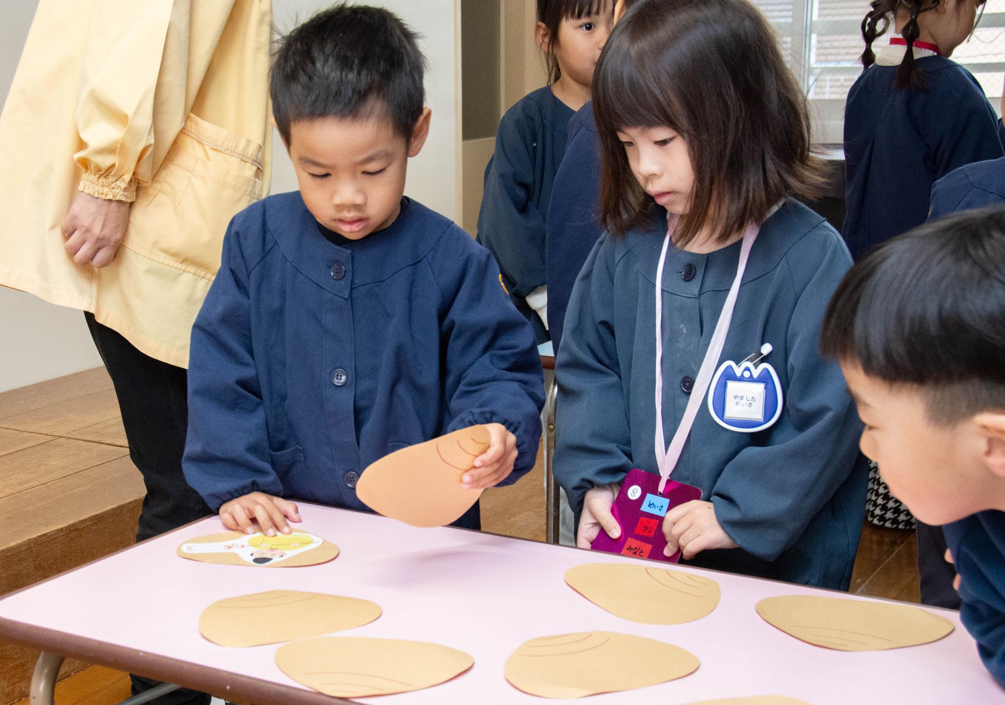 絵合わせをする園児