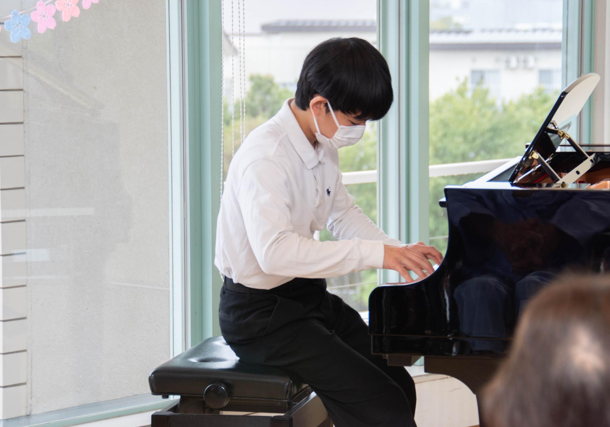 演奏する上村さん