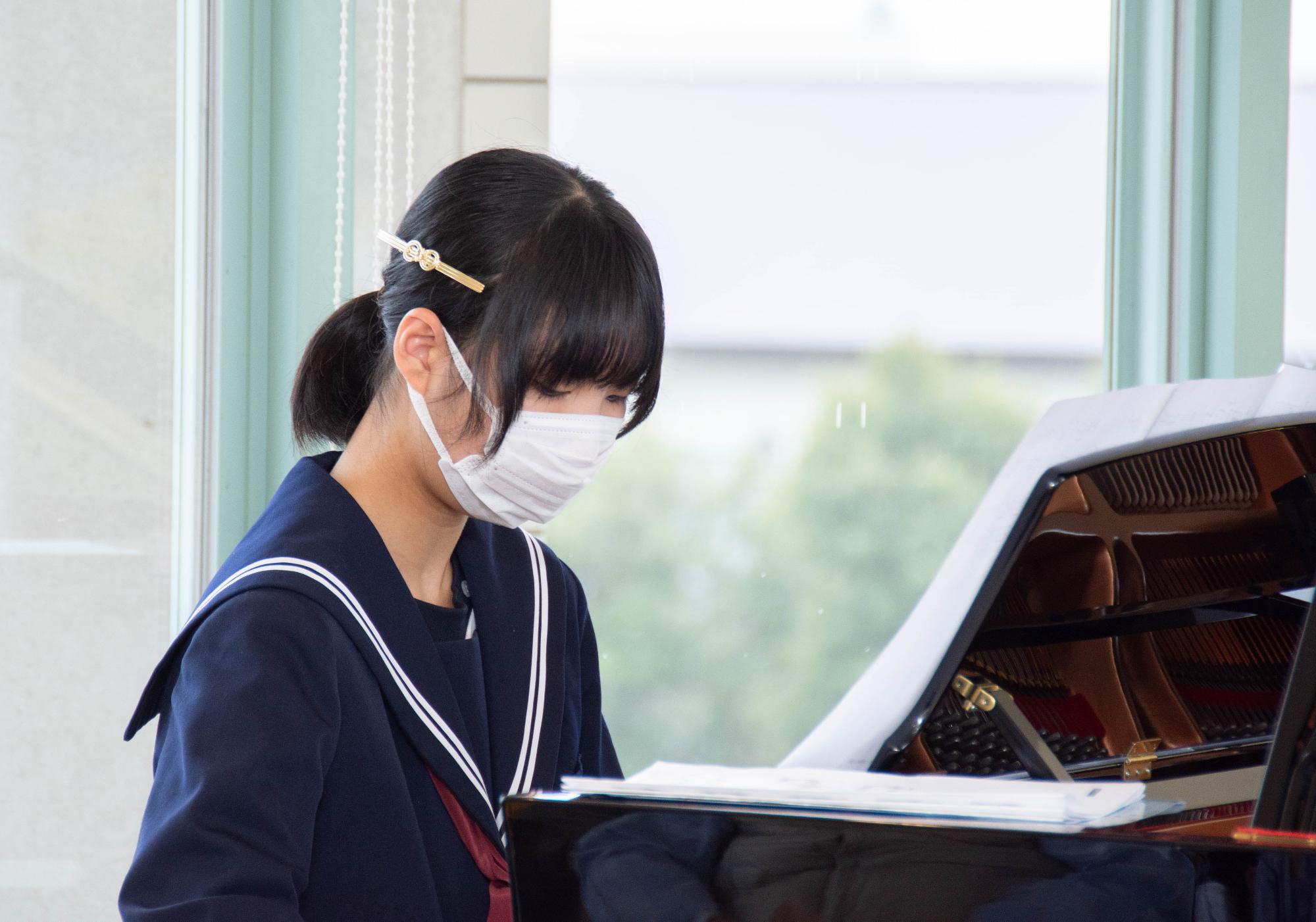 演奏する井本さん