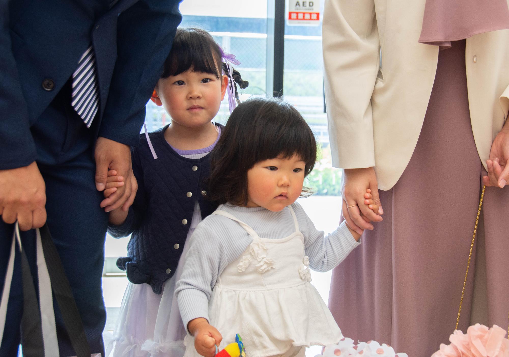 受け付けをする園児と保護者の様子
