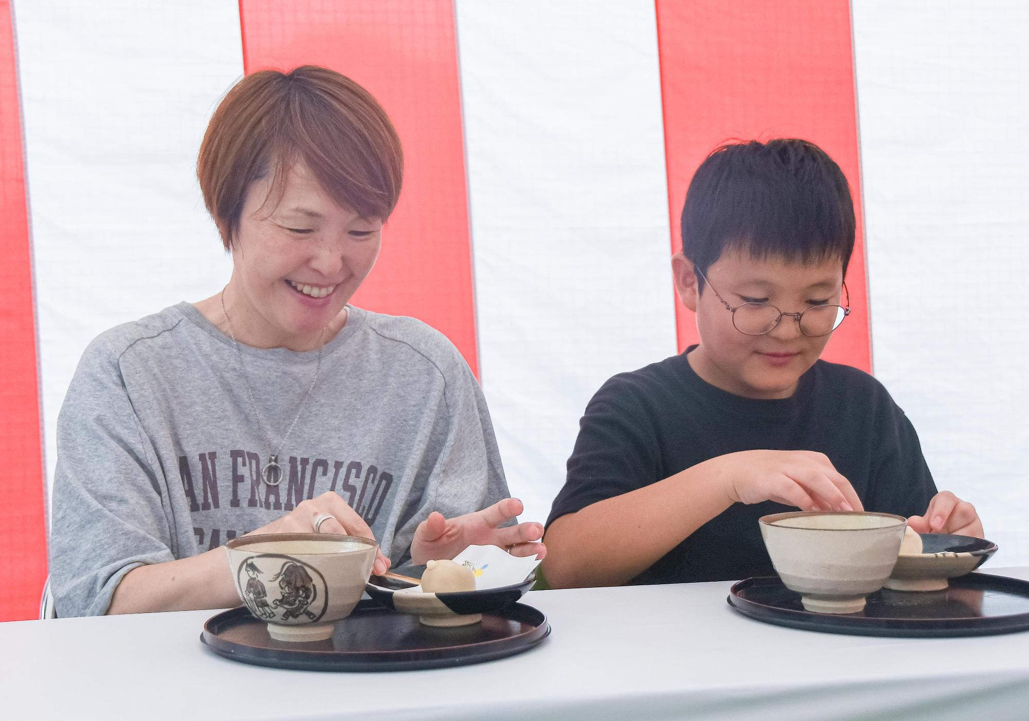 呈茶席を楽しんでいる親子の様子