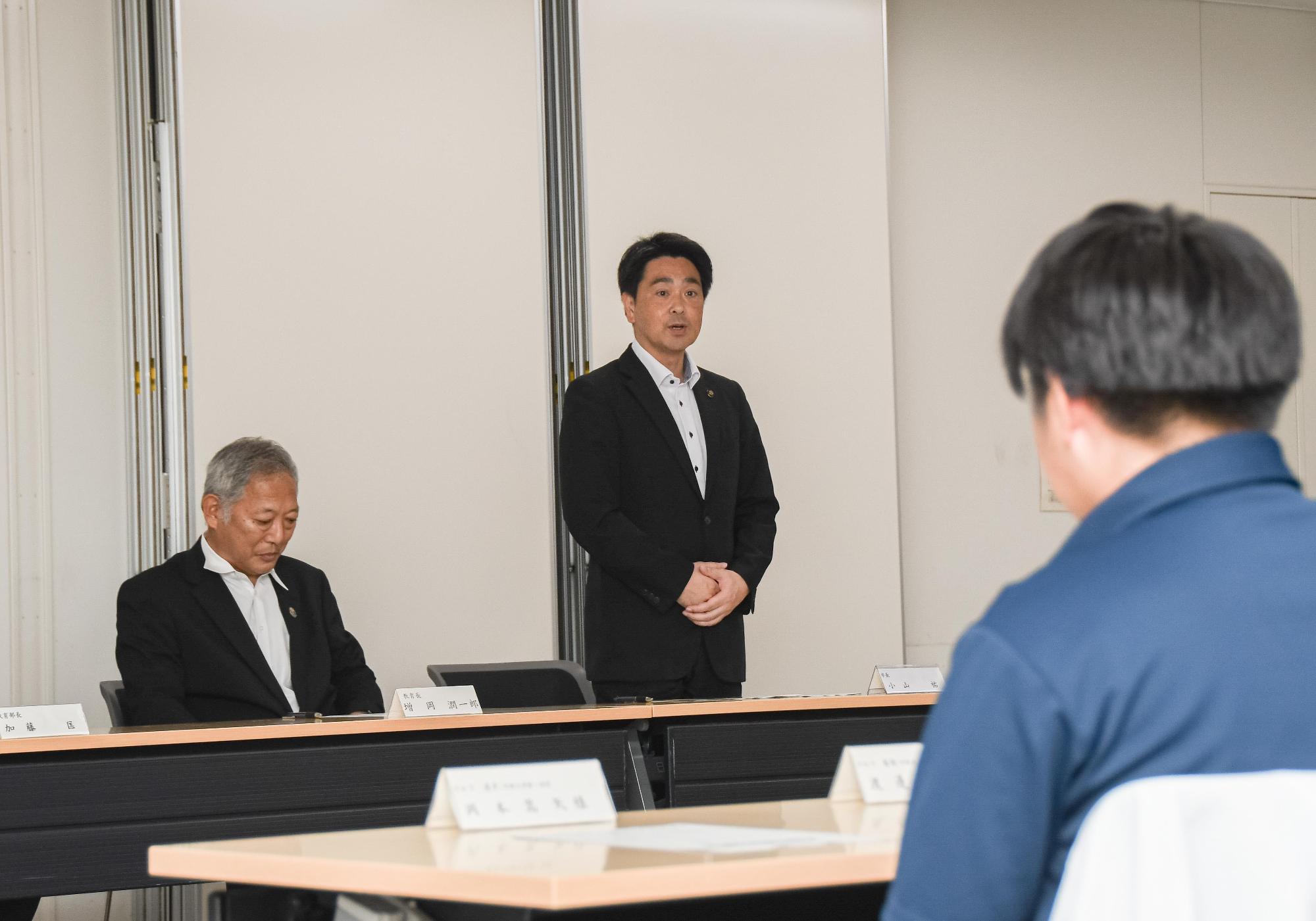 市長からの激励の言葉を聞いている様子