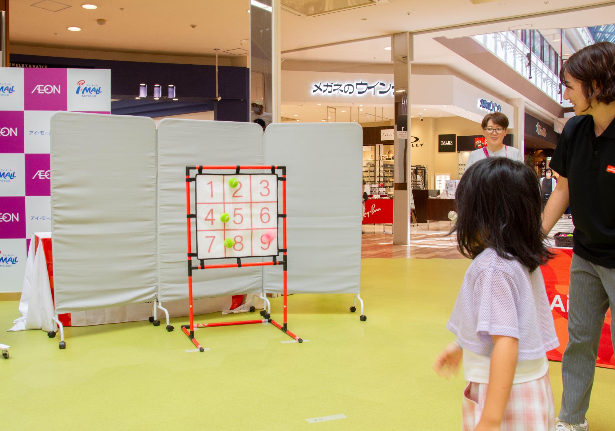 ストラックアウトを楽しむこども