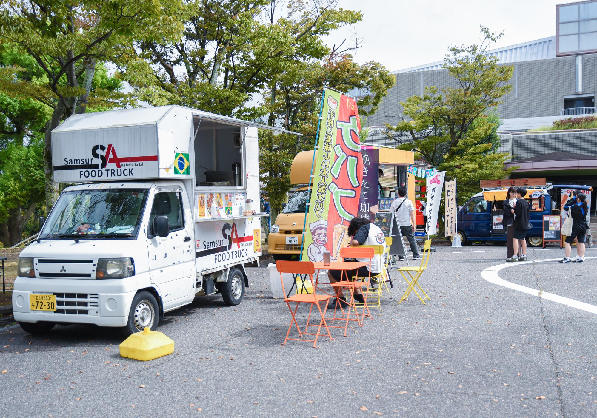 体育館前にはキッチンカーも出店