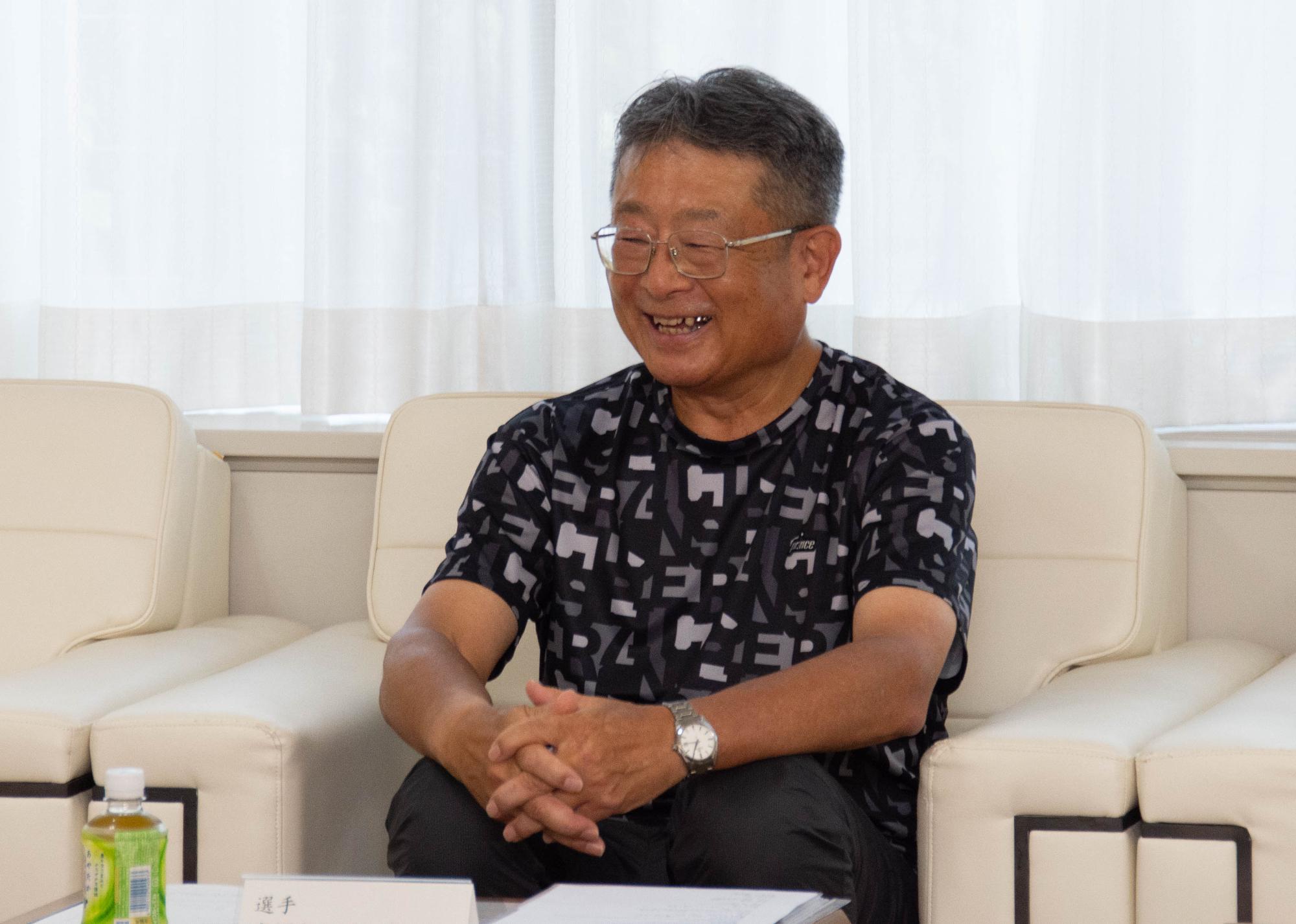 談笑する安河内さん