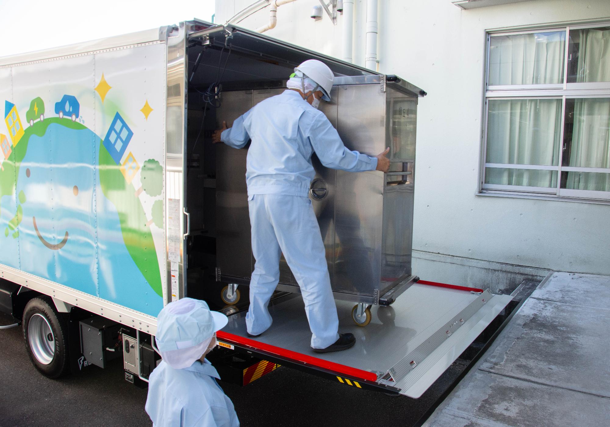 給食を下ろす様子